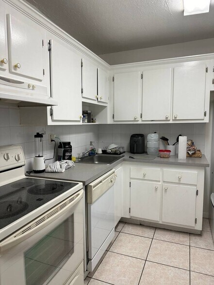 Building Photo - 9440 Fontainebleau Blvd