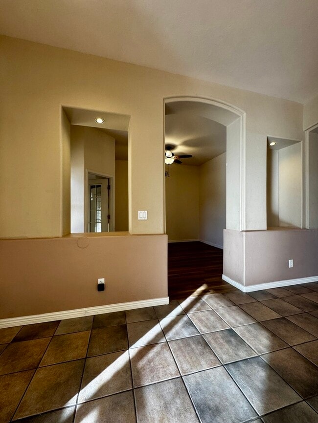 Building Photo - FOR RENT