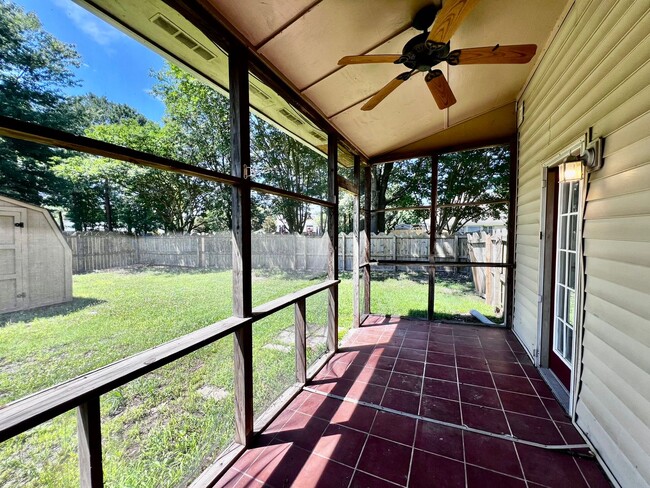 Building Photo - Newly remodeled 3 bed 2.5 bath townhome in...