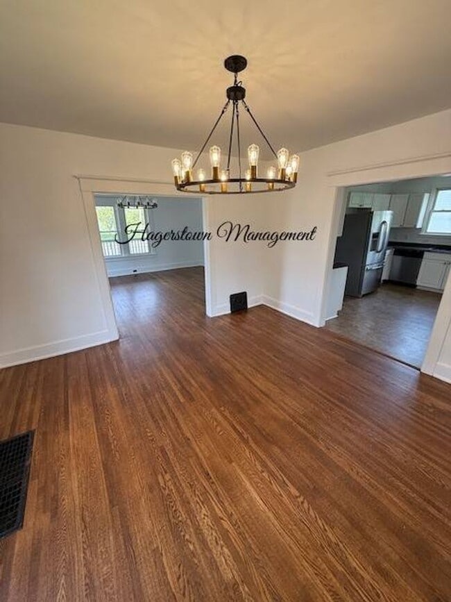 Building Photo - BEAUTIFUL HOME ON W OAK RIDGE