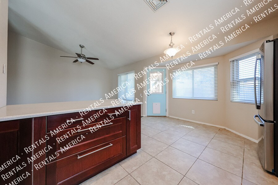 Building Photo - 4583 W Elgin St