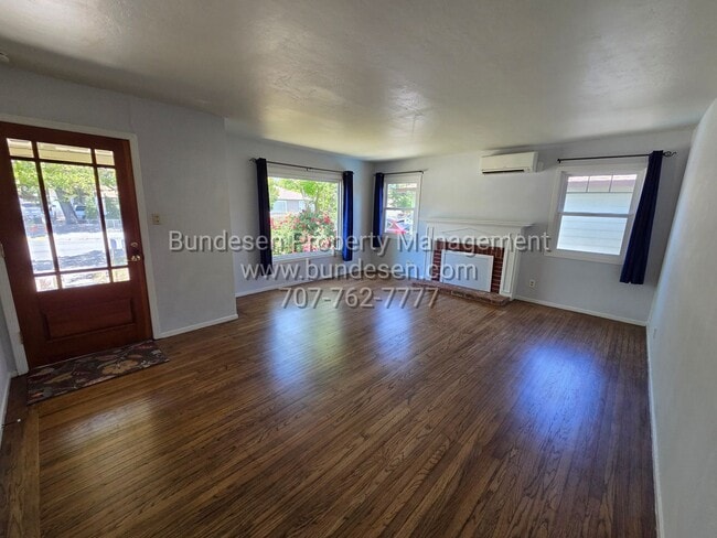 Building Photo - Beautiful 2 bedroom, 1 bath in the desirable Montgomery Village neighborhood - Santa Rosa
