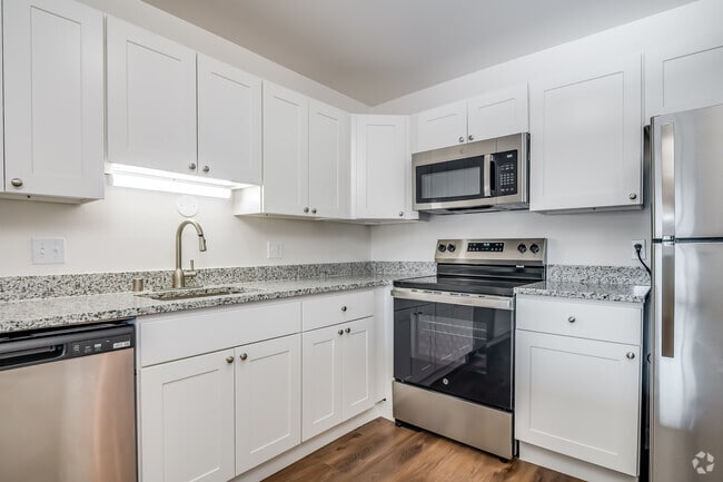 1BR, 1BA - 844SF - Kitchen - Foxcroft Apartments