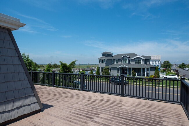Building Photo - 3201 Bayland Dr