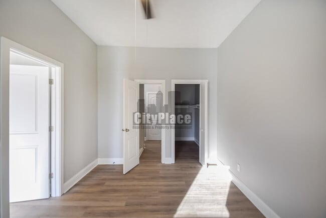 Building Photo - 2224 N Kenwood Ave