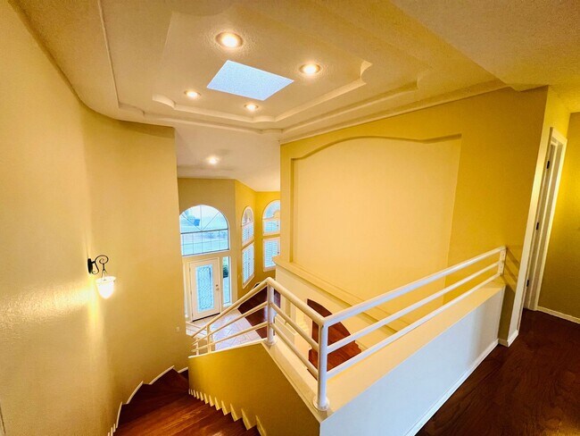 Building Photo - Stunning 4 bedroom, 3 bath home in West El...