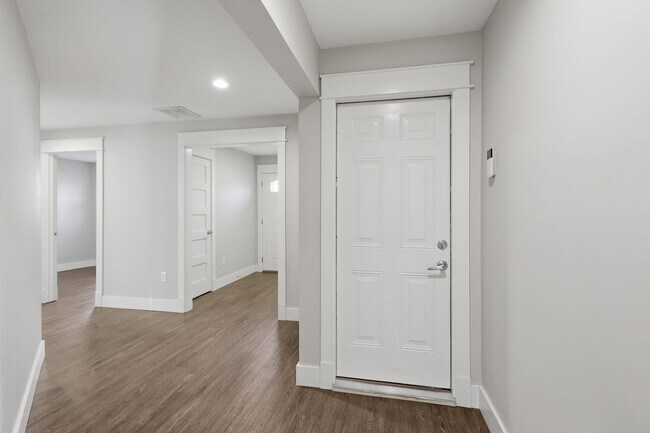 Building Photo - Large Ranch on Cul-de-sac