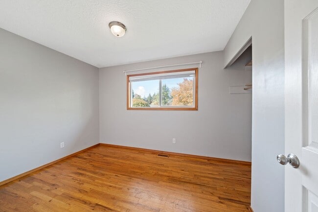 Building Photo - 9394 SE Mason Cir