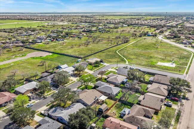 Building Photo - 1749 Dawn Breeze Dr