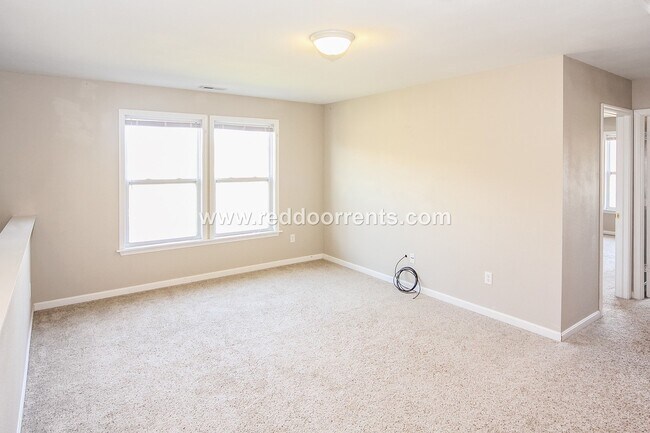 Building Photo - Perfect 3BR 2.5 BA Located Near All Necess...