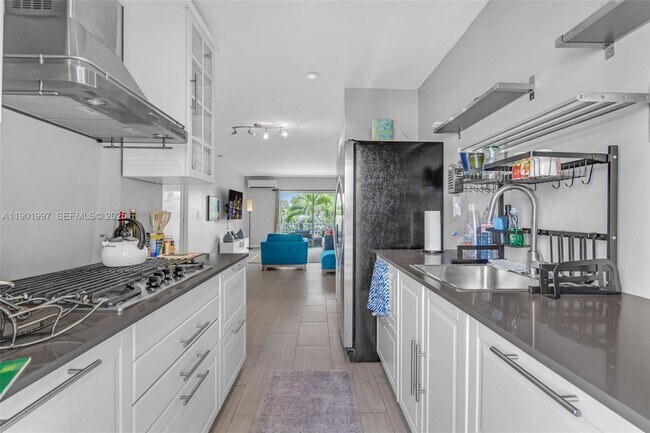 Building Photo - 13105 Ixora Ct