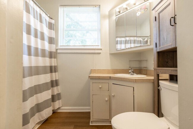 Building Photo - BILOXI - ADORABLE LITTLE COTTAGE - CLOSE TO KEESLER AND THE BEACH