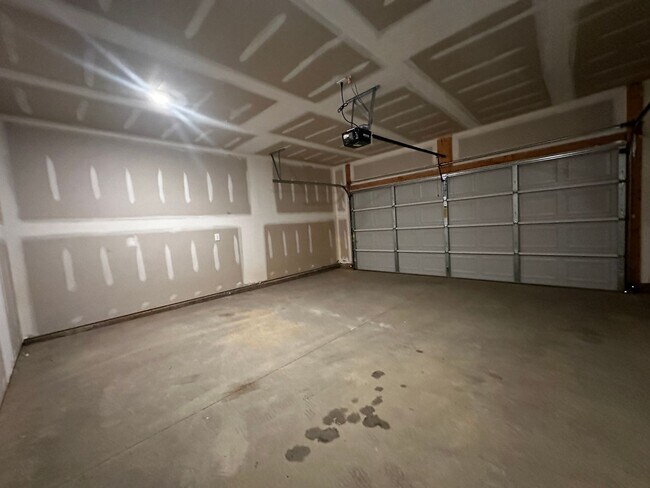 Building Photo - E. Morristown - 3 bed/2.5 bath home with garage