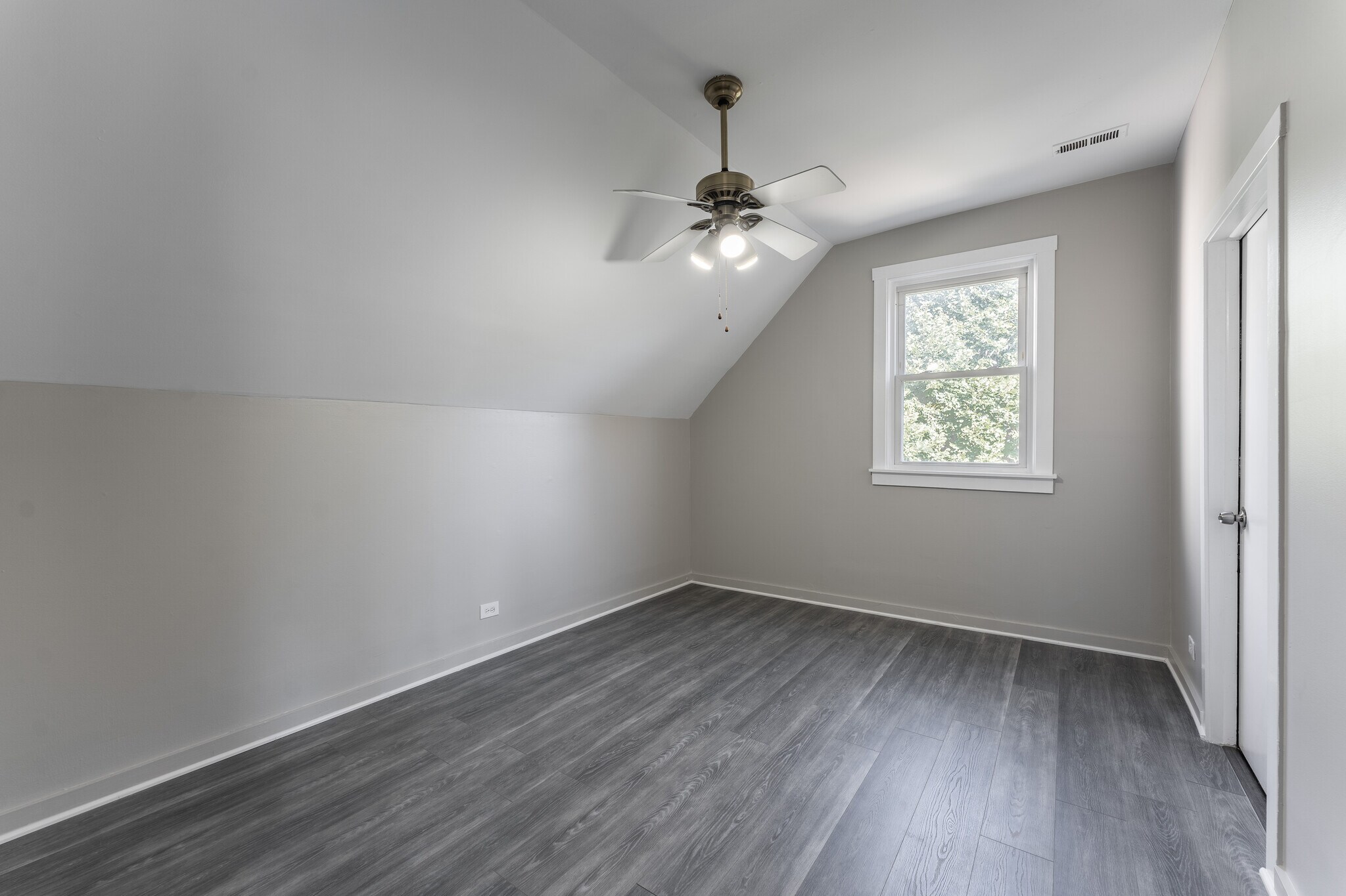 Building Photo - 2853 W Dickens Ave