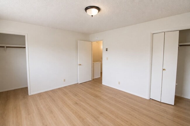 Building Photo - 2 Bedroom Townhouse Style Apartment with Private Fenced Patio