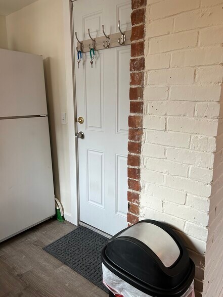 Building Photo - 64 Church St