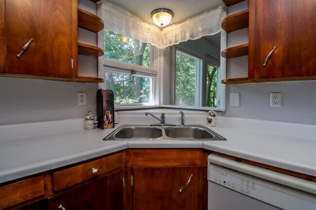 Building Photo - Immaculate Centrally located home!