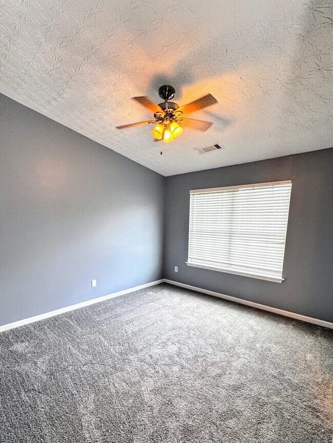 Building Photo - Spacious and cozy 3BR/2.5 bath townhome in...