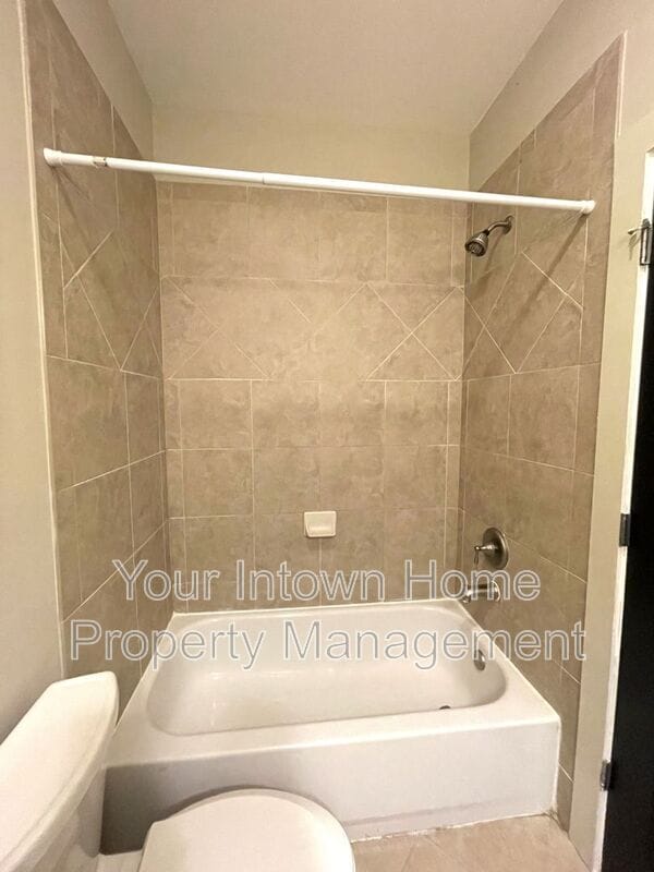 Building Photo - 1867 Gordon Manor NE