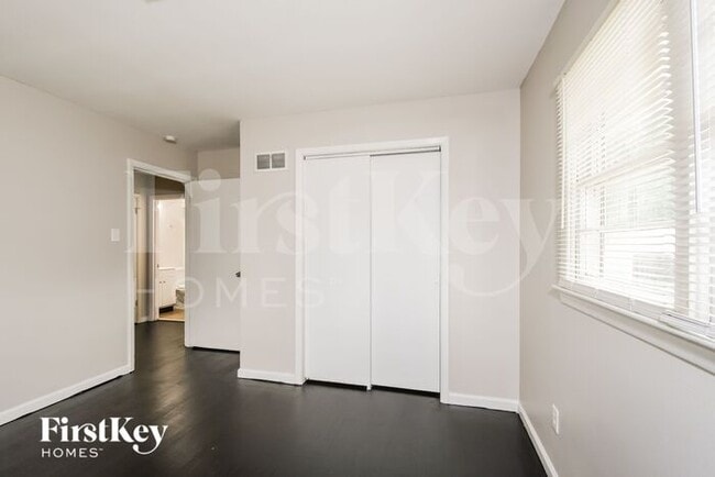 Building Photo - 665 Mark Twain Dr