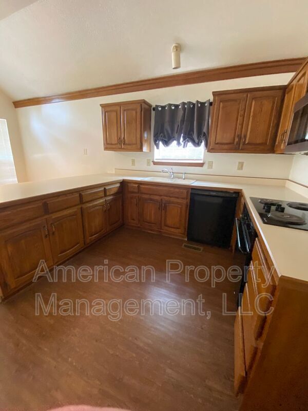 Building Photo - P2-1Q- 7704 S. Hudson Ave