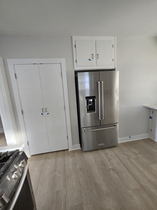 Building Photo - 434 Creek Ave