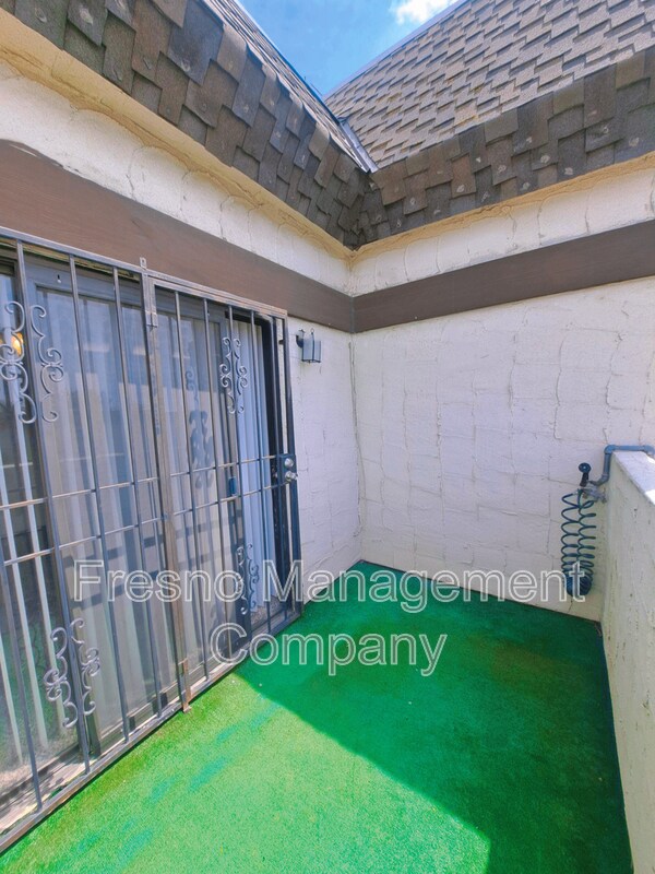 Building Photo - 4919 N Millbrook Ave