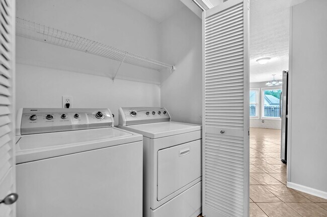 Building Photo - 825 Chatham Park Dr SW