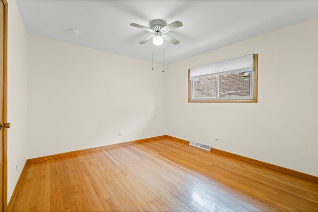 Building Photo - 421 N Elm St