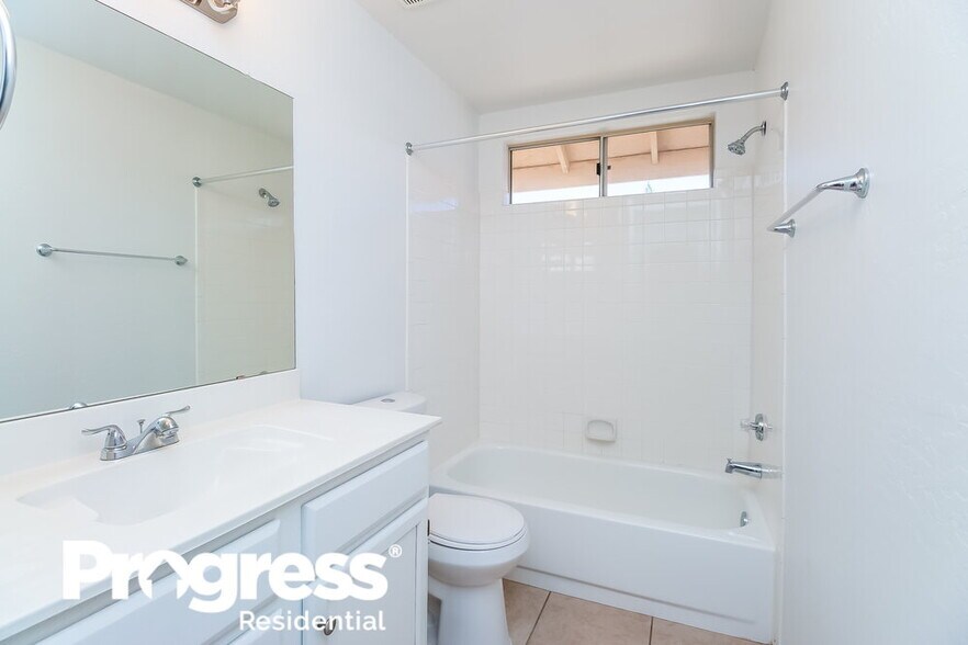 Building Photo - 1130 N Leoma Ln