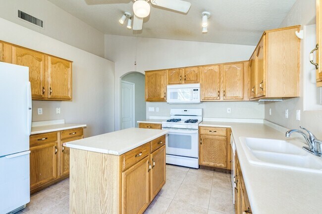 Building Photo - POPULAR RED MOUNTAIN RANCH COMMUNITY