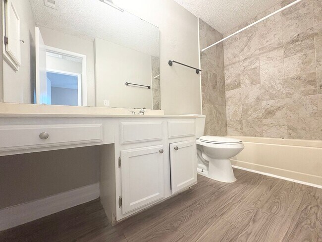 Building Photo - Fantastic 3 BR Lake Mary Home with vaulted...