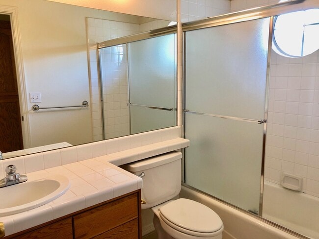Building Photo - $2,550 Champlain & Shepherd, 4 Bedroom hom...