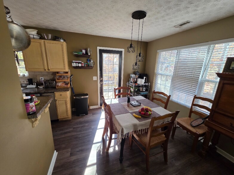 Building Photo - 3374 Royal Oaks Dr