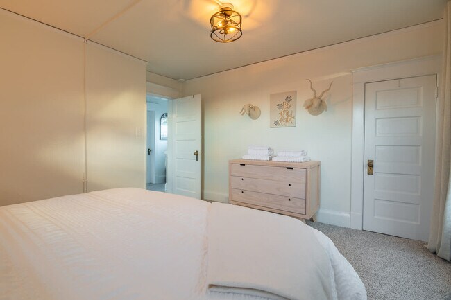 Building Photo - 116 4th Ave N