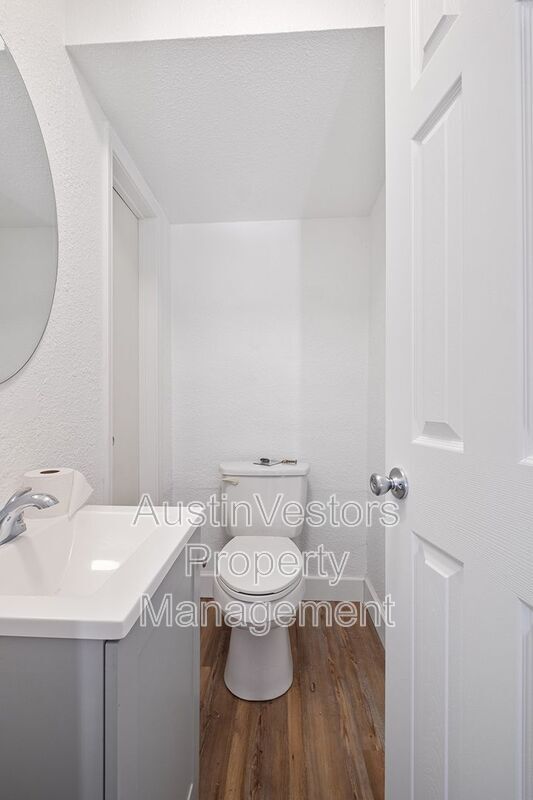Building Photo - 2217 Mission Hill Dr