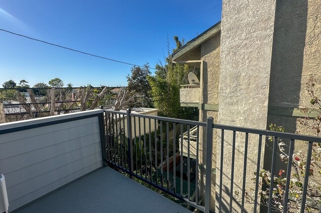 Building Photo - An Enchanted View Townhome