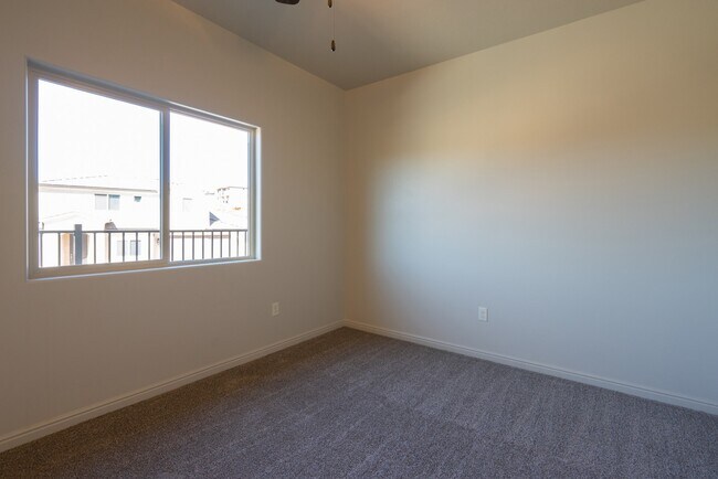 Building Photo - Comfortable Townhome Living with Pool Access