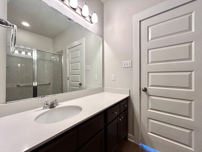 Building Photo - Spacious 3-Bed, 2-Bath Home with 2-Car Gar...