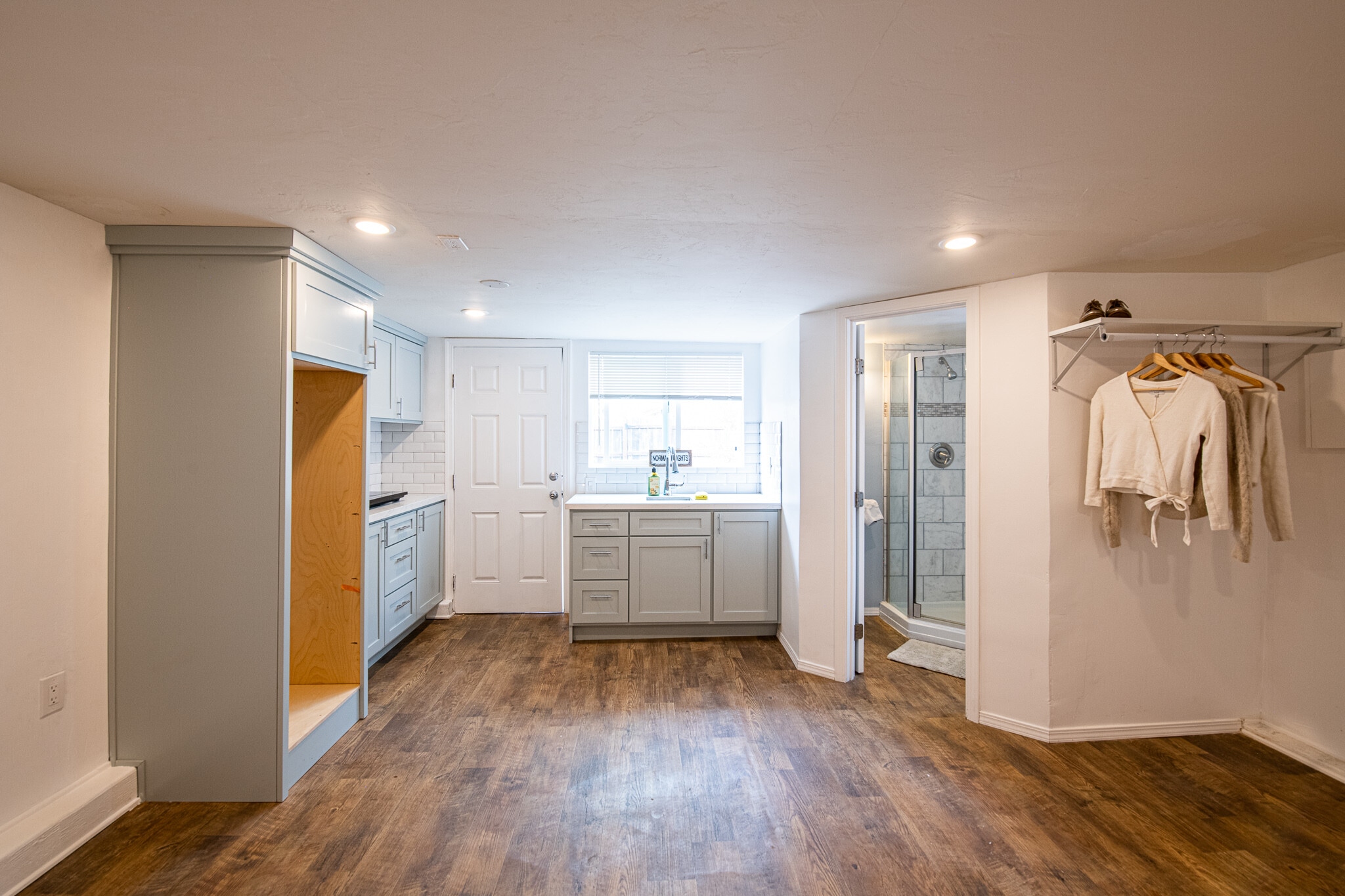 Building Photo - 4770 Bancroft St Studio B