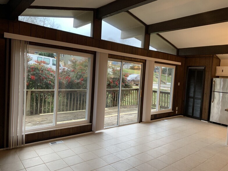 Floor to Ceiling Windows! Exposed Beams! Flooded with Natural Light! - 519 E Churchwell Ave