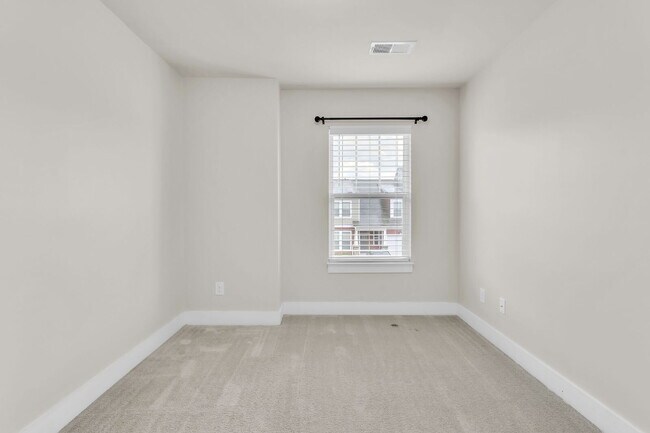 Building Photo - Beautiful 3 BR, 2.5 BA Townhome in highly ...