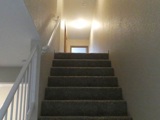 Building Photo - 3 Bedroom 2.5 bath Duplex in Blue Springs