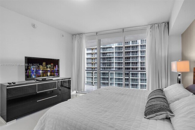 Building Photo - 495 Brickell Ave