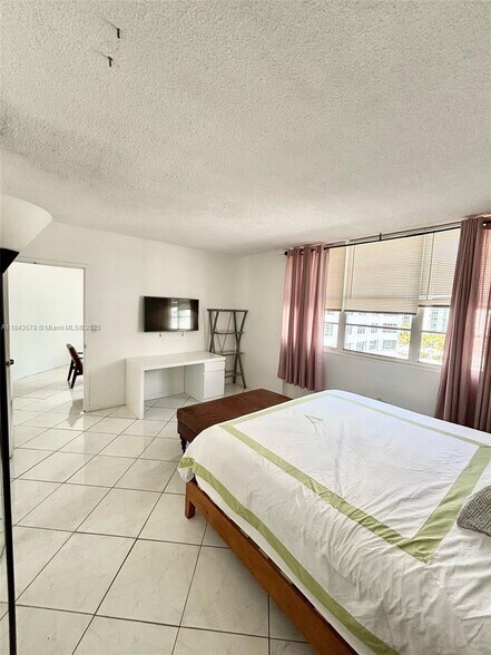 Building Photo - 905 Brickell Bay Dr