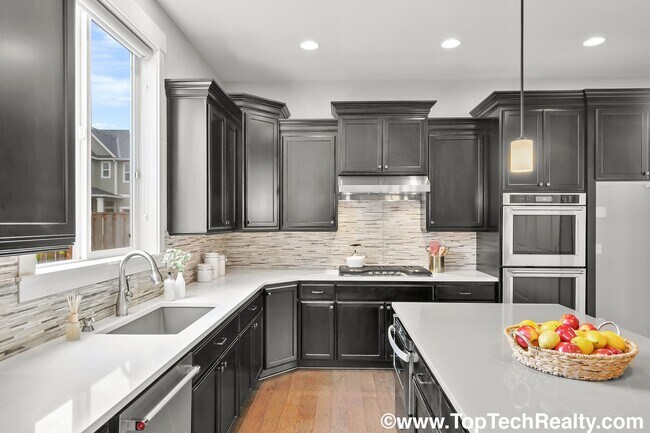 Building Photo - Beautiful *CORNER LOT* 5 BD* 3.5 BA* Singl...
