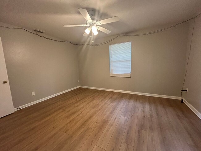 Building Photo - Beautiful 2/1 NW Gainesville with large yard