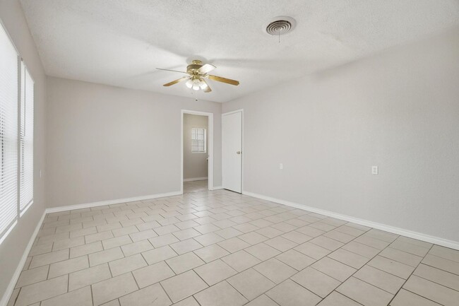 Building Photo - 2034 Collins Ave