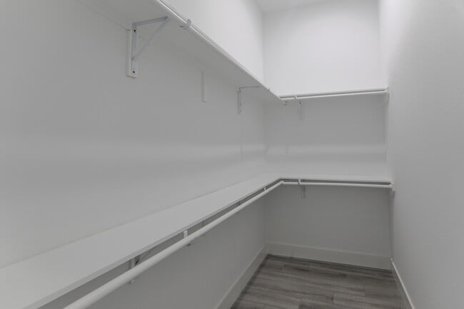 Building Photo - 624 Edgewood Dr