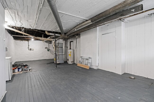 Building Photo - 2 bed 1 bath - all updated, central air, laundry, great location